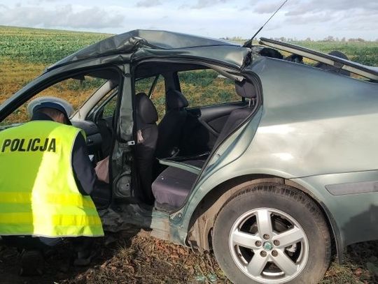 Wypadek drogowy w Tywęzach. Kobieta i dziecko hospitalizowani po uderzeniu w drzewo