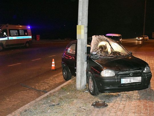 Wypadek na ul. Machutty – kierowca uderzył w słup