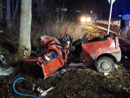 Wypadek w Karpinach. Kompletnie zniszczone Cinquecento, trzy osoby w ciężkim stanie.