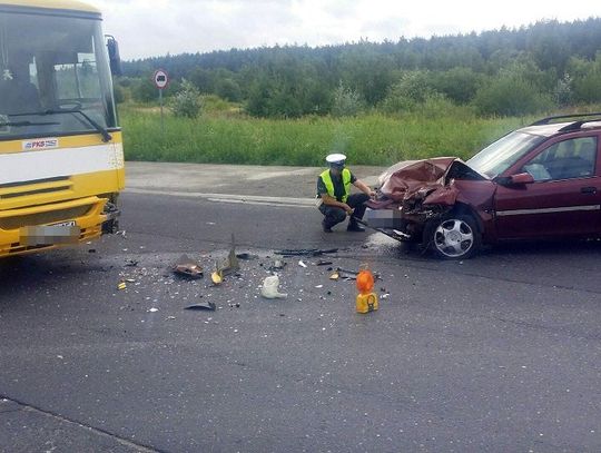 Wypadek w Miłosnej – opel zderzył się z autobusem