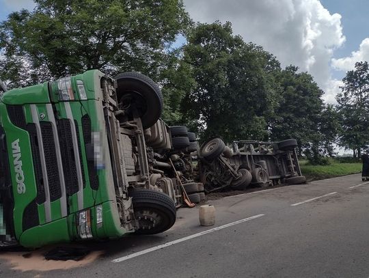 Wywrócona ciężarówka z drewnem zablokowała DK 55 w Otłowcu. 