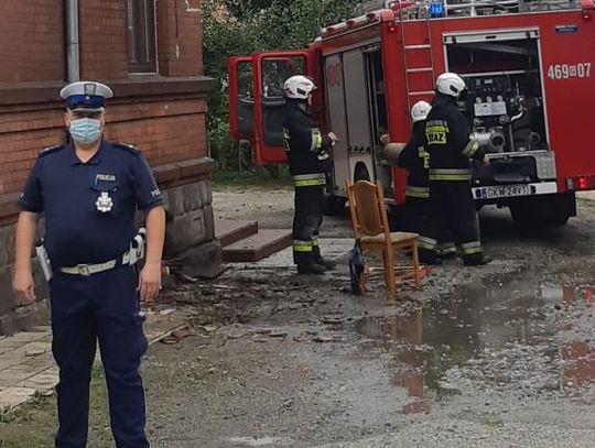 Zaalarmowali i ewakuowali mieszkańców z palącego się budynku