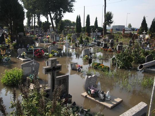 Zalało część cmentarza w Gardei