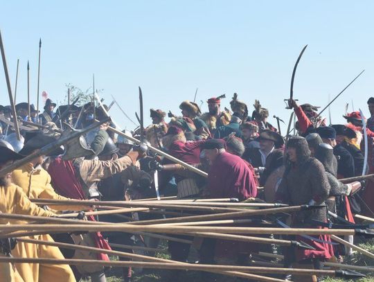 [ZDJĘCIA] Gniew cofnął się o 400 lat! Huk armat, szarża husarii i wielka bitwa na Błoniach Nadwiślańskich