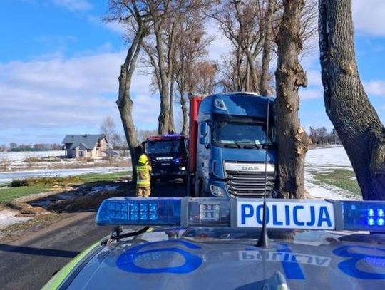 Zmienna aura nie wybacza błędów. Auto w rowie...