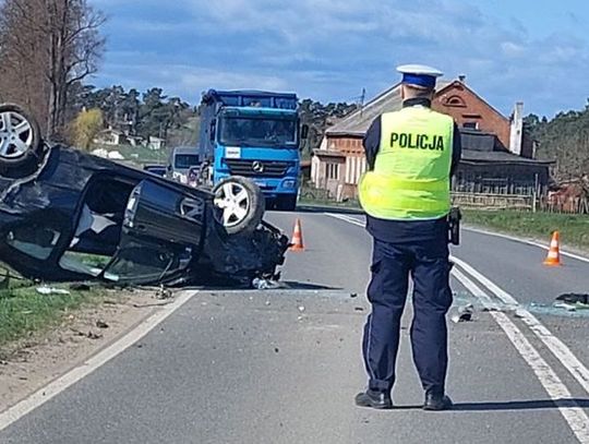 Zwierzę wbiegło pod koła, kierowca odbił i dachował Zwierzę wbiegło pod koła, kierowca odbił i dachował
