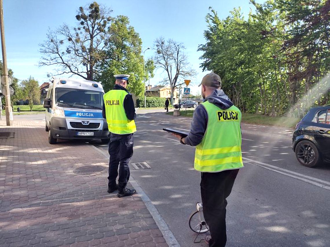 76-letni kierujący oplem potrącił 65-latkę na przejściu dla pieszych. Poszkodowana została przetransportowana do szpitala