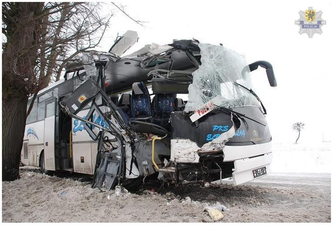 Autobus PKS uderzył w drzewo Autobus PKS uderzył w drzewo