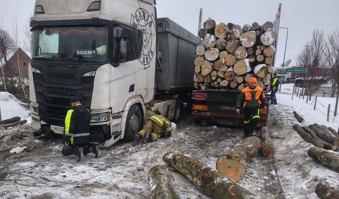 Bale drewna wypadły na jezdnię. Kolizja ciężarówek w Folwarku
