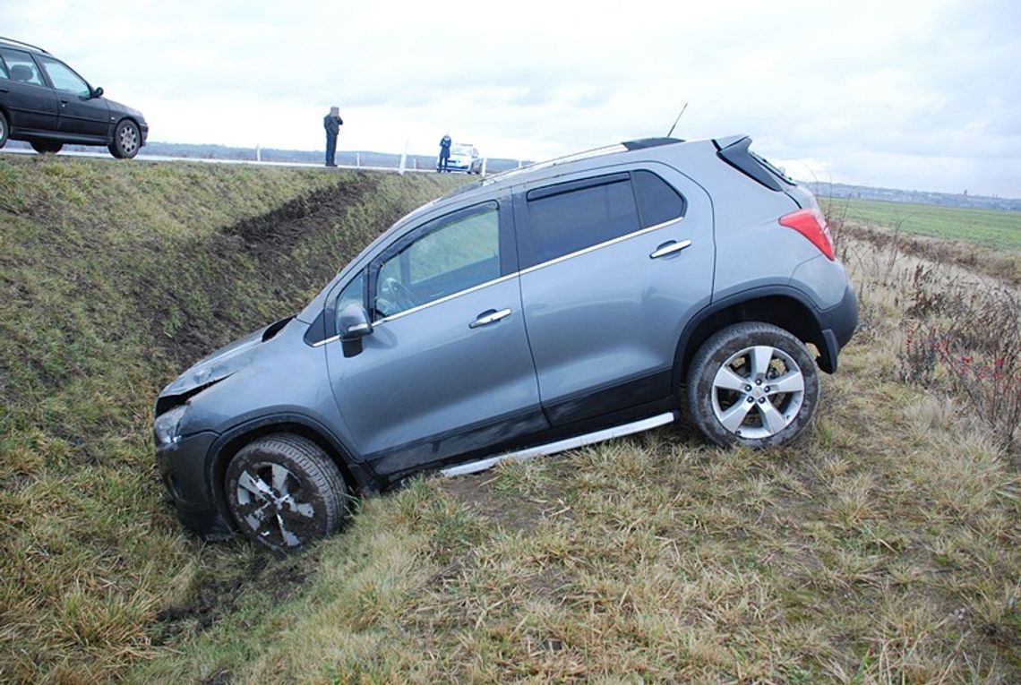 Chevrolet dachował w przydrożnym rowie