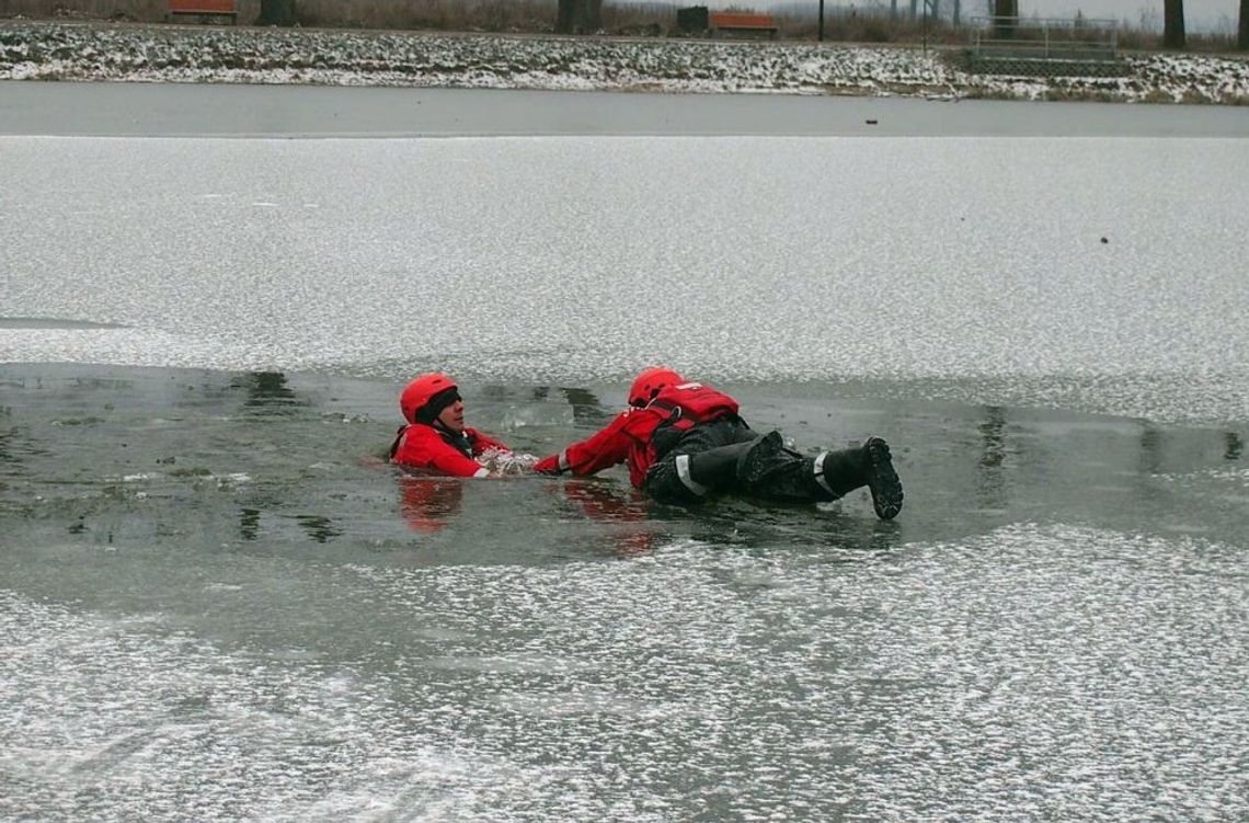 Ćwiczyli ratowanie na lodzie