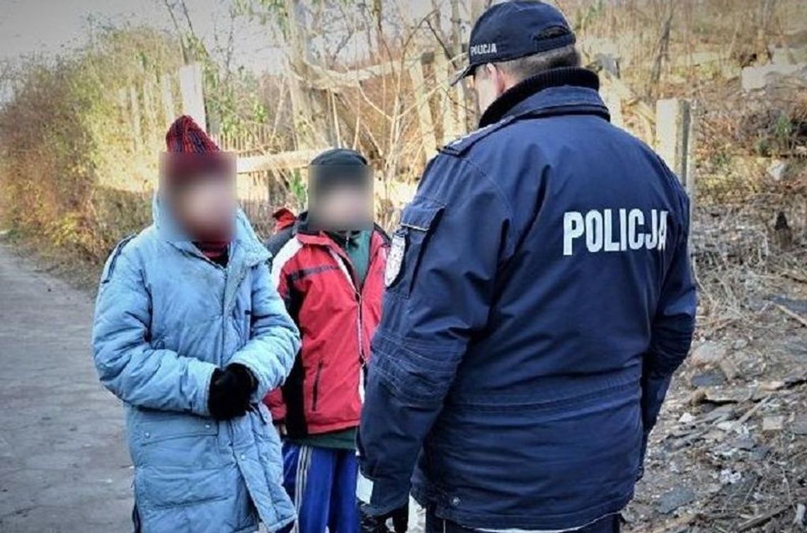 Dla nich zima to zagrożenie życia... Każdego roku policja odnajduje zamarzniętych bezdomnych