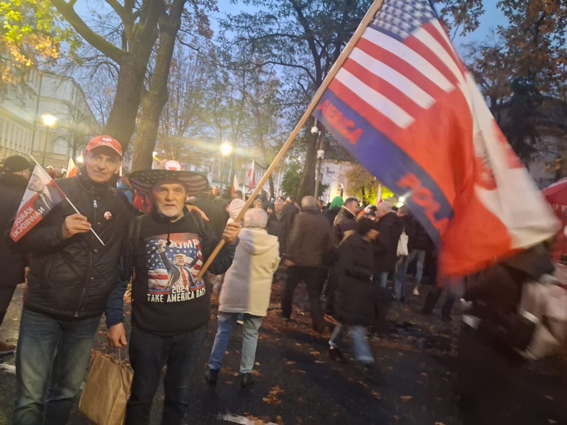 [GALERIA ZDJĘĆ] Polacy protestują przeciwko siłowemu przejmowaniu Trybunału Konstytucyjnego