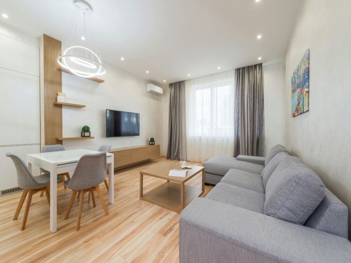 Jak dobrać zasłony do dużego salonu?