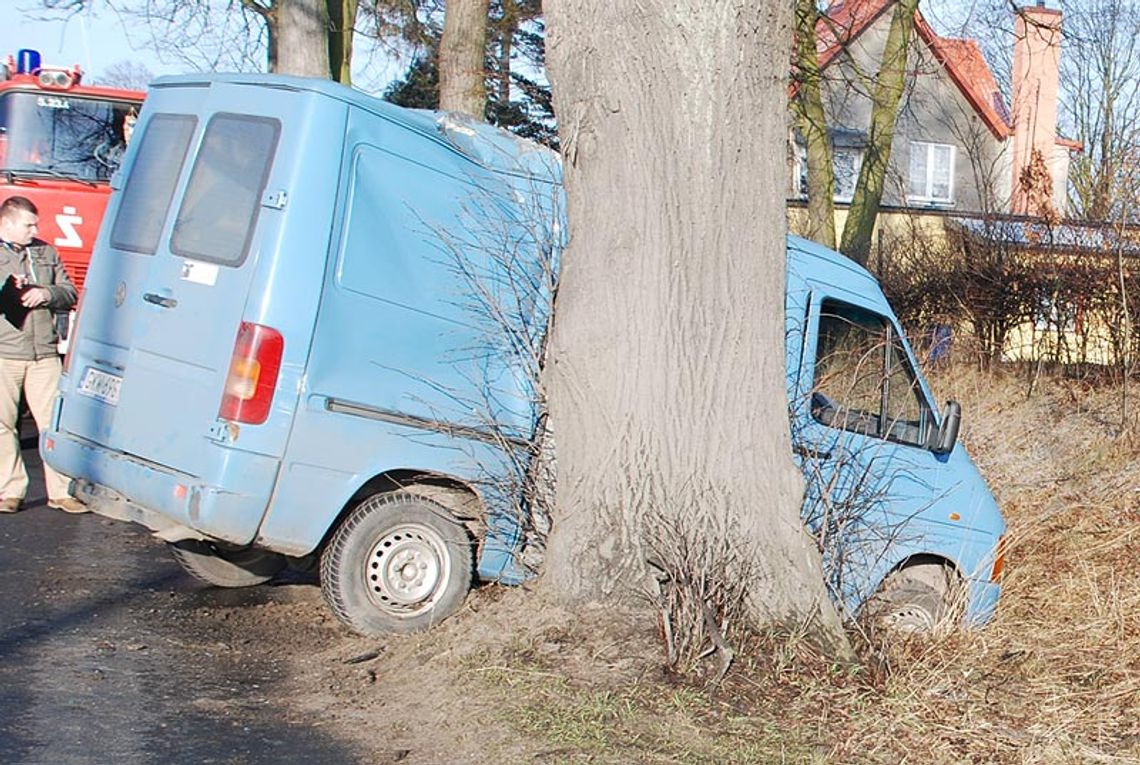 Kierowca uderzył w drzewo