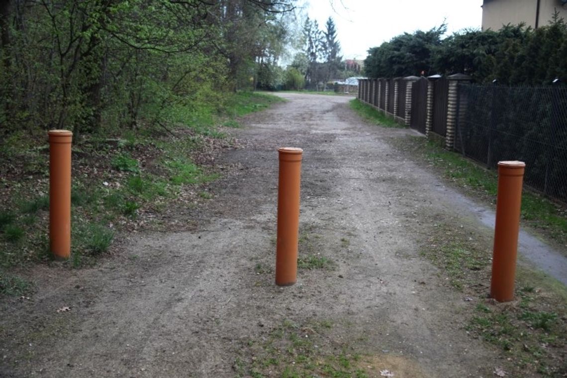 Kłopotliwe słupki na Dąbrowskiego