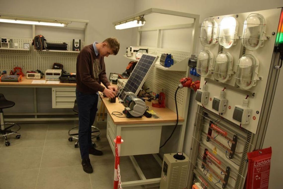 Laboratoria, maszyny, nowoczesne laboratoria. Szkoła w Swarożynie przeszła na ZIELONĄ STRONĘ MOCY!