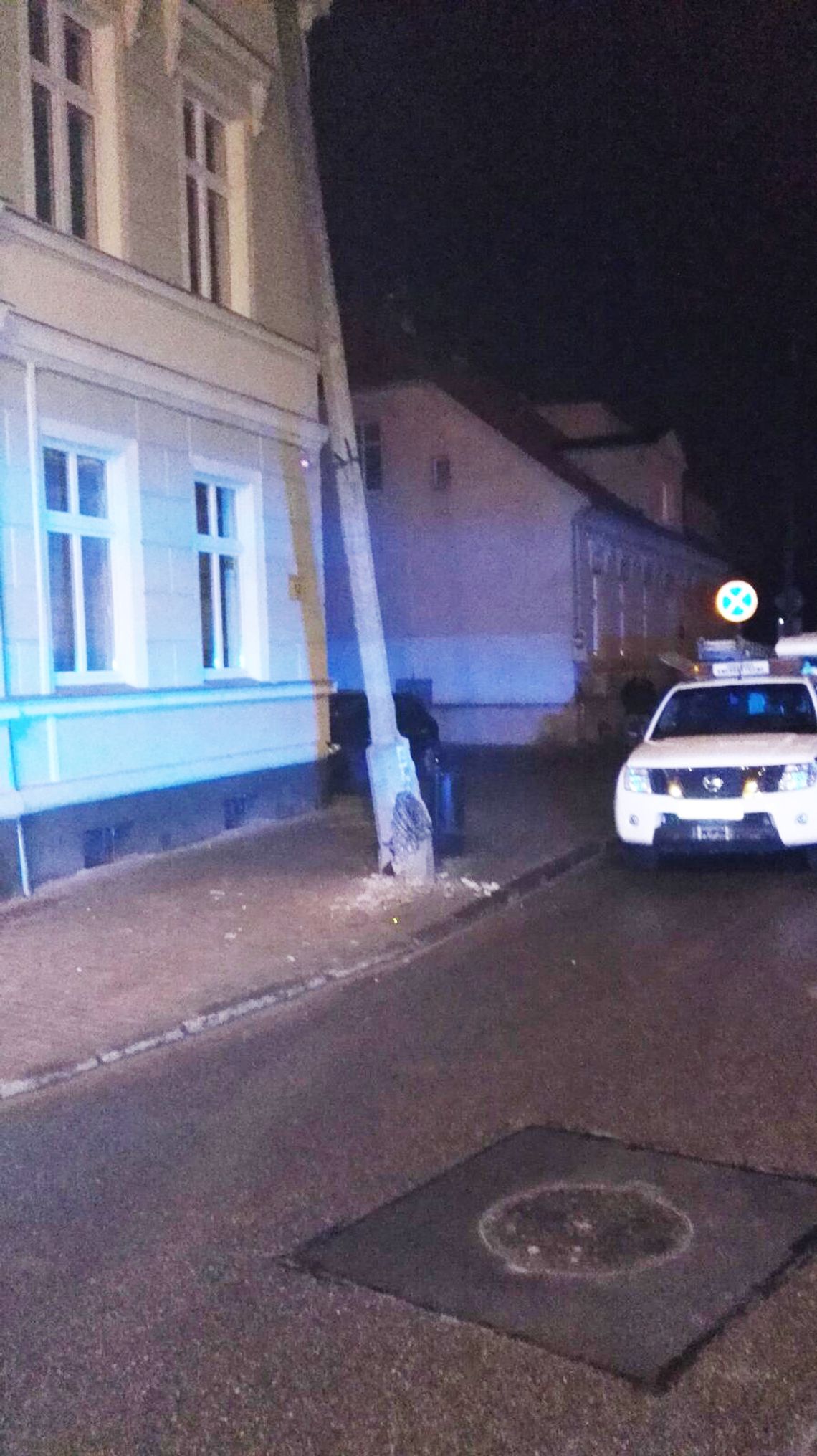 Lampa przechyliła się na kamienicę Lampa przechyliła się na kamienicę