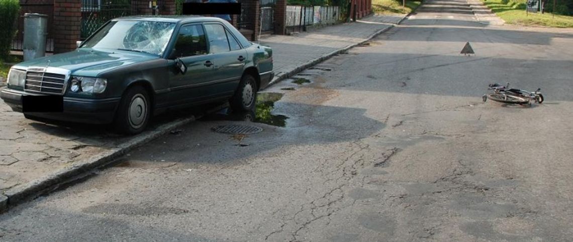 Mercedes potrącił rowerzystkę Mercedes potrącił rowerzystkę