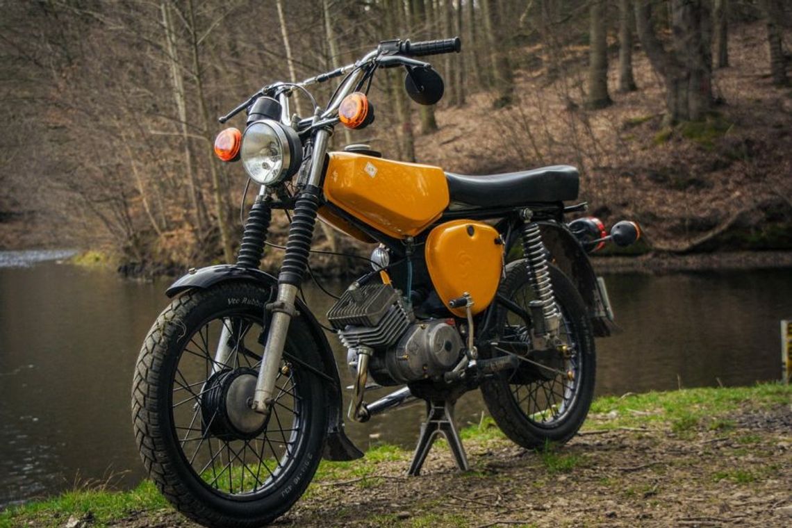 Motorowerzysta spowodował wypadek na przejeździe kolejowym. Jechał na procentach Motorowerzysta spowodował wypadek na przejeździe kolejowym. Jechał na procentach