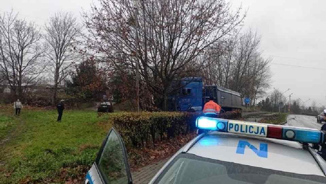 Nietrzeźwy kierowca ciężarówki stracił panowanie nad pojazdem – uszkodził chodnik i uderzył w latarnię