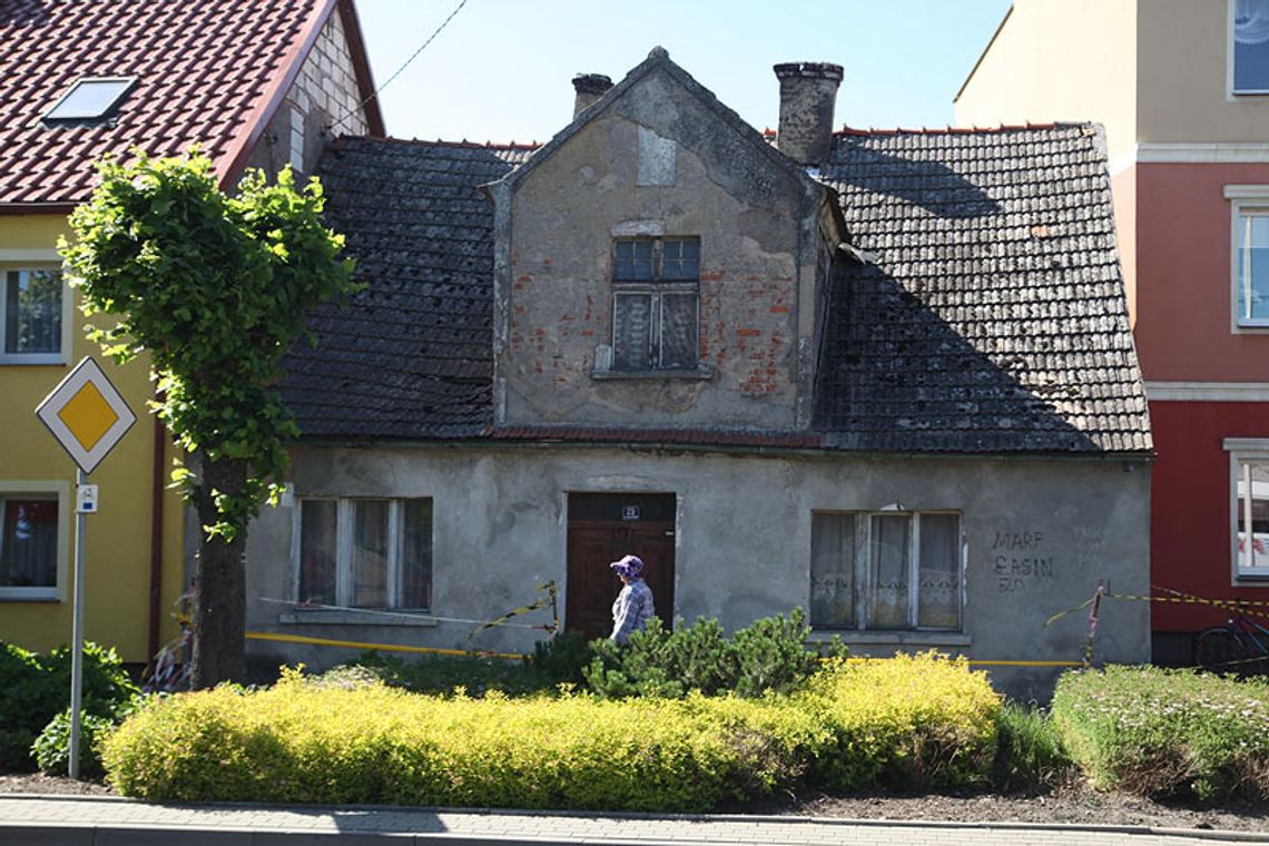 Niszczejący budynek zagraża przechodniom