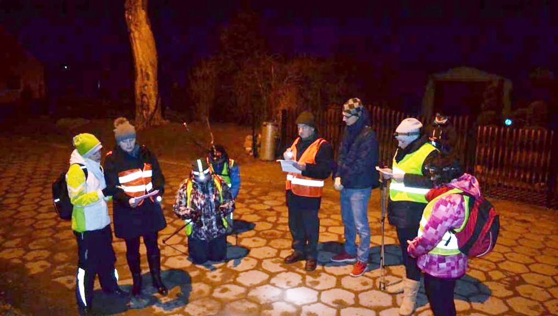 Nocną drogą krzyżową uczcili Mękę Pańską