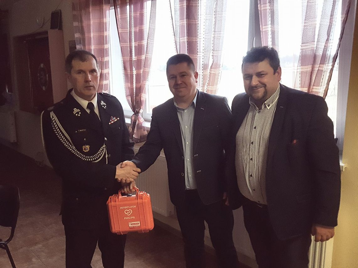Nowoczesny defibrylator trafił do sadlińskich strażaków