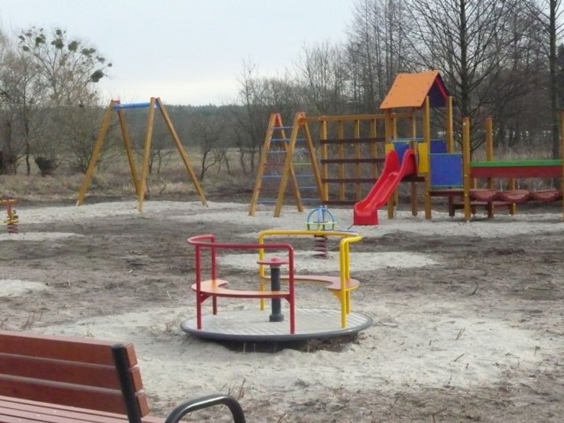 Nowy plac zabaw w Jałowcu Nowy plac zabaw w Jałowcu