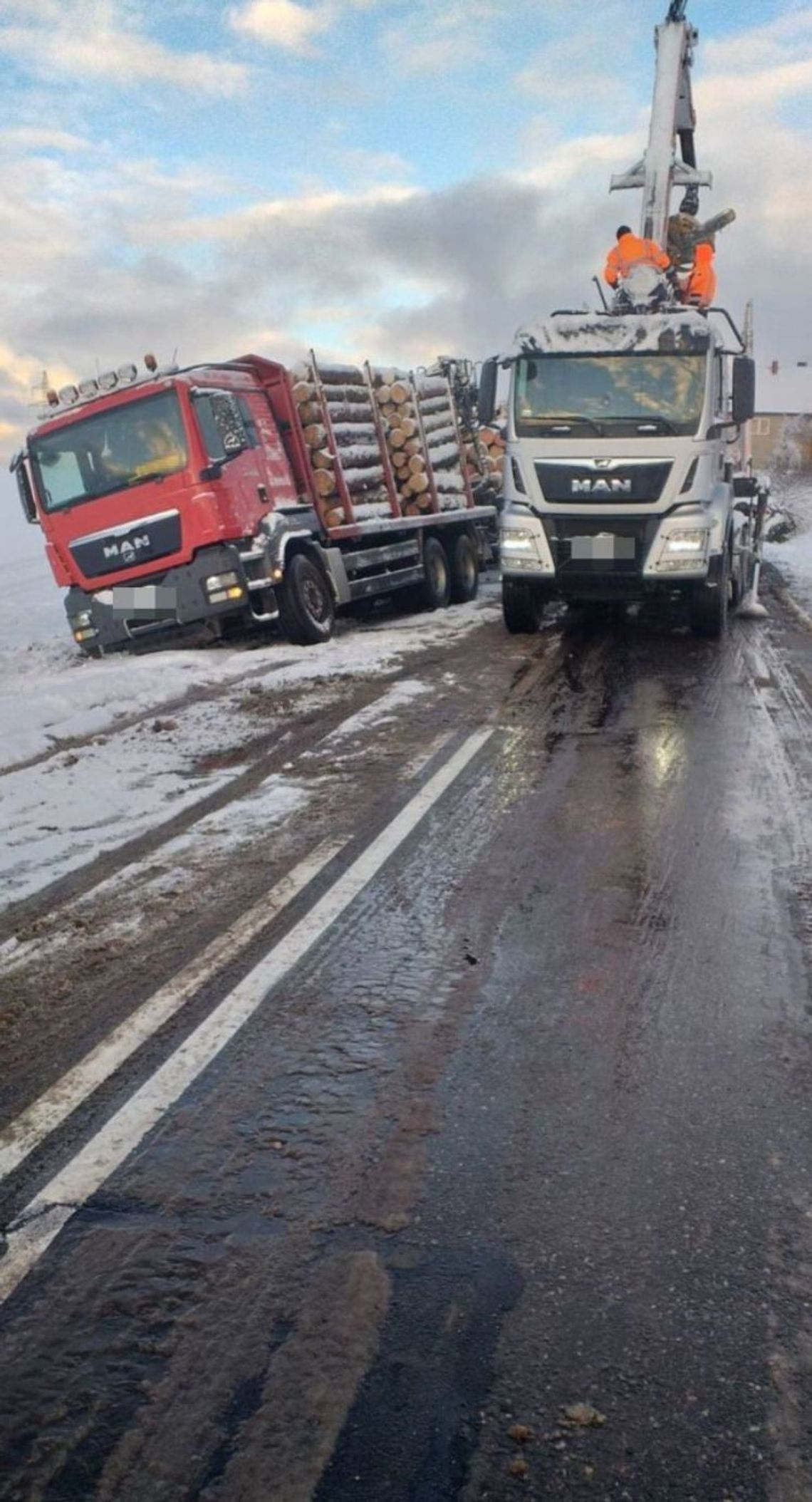 Opady śniegu spowodowały kolizje na drogach powiatu
