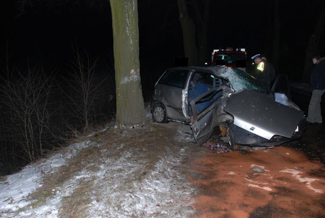 Pijany spowodował wypadek - pasażer jest nieprzytomny Pijany spowodował wypadek - pasażer jest nieprzytomny