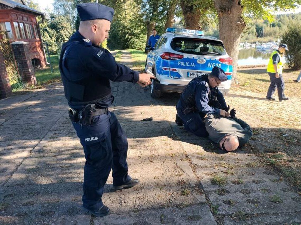 Policjanci ćwiczyli reagowanie na próbę wysadzenia śluzy z wziętym zakładnikiem!