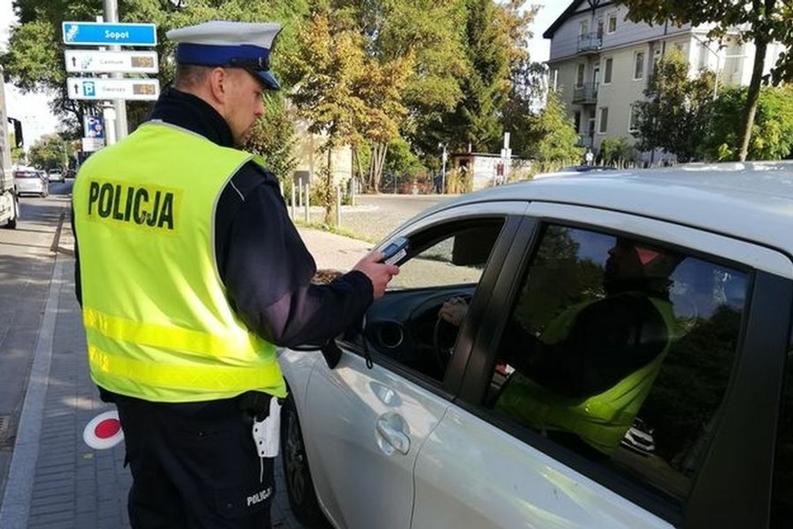 Policjanci zatrzymali nietrzeźwego kierowcę z dożywotnim zakazem prowadzenia pojazdów