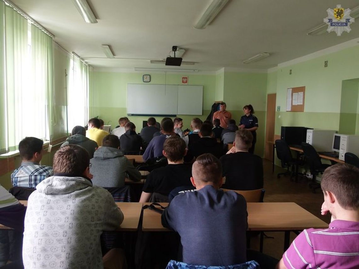 Policjantki odwiedziły młodzież Policjantki odwiedziły młodzież