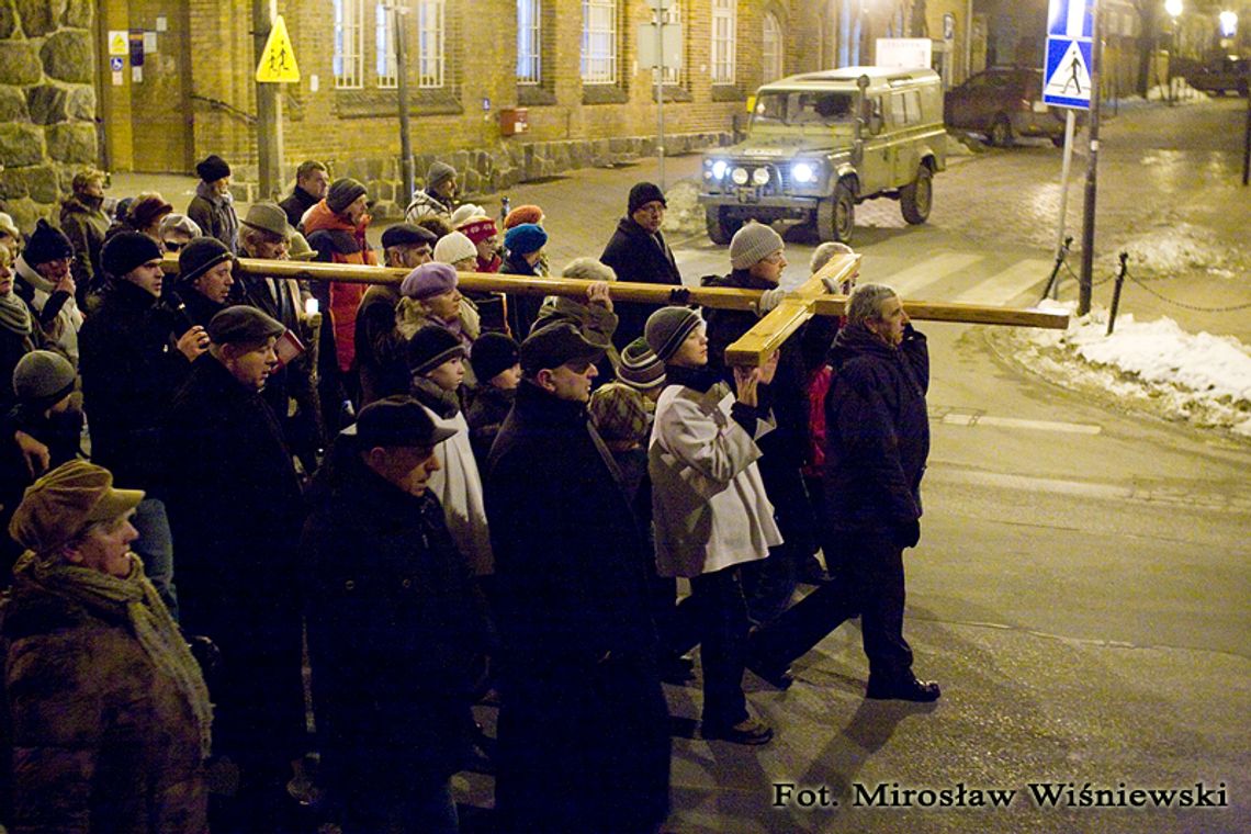 Ponieśli krzyż na swoich ramionach