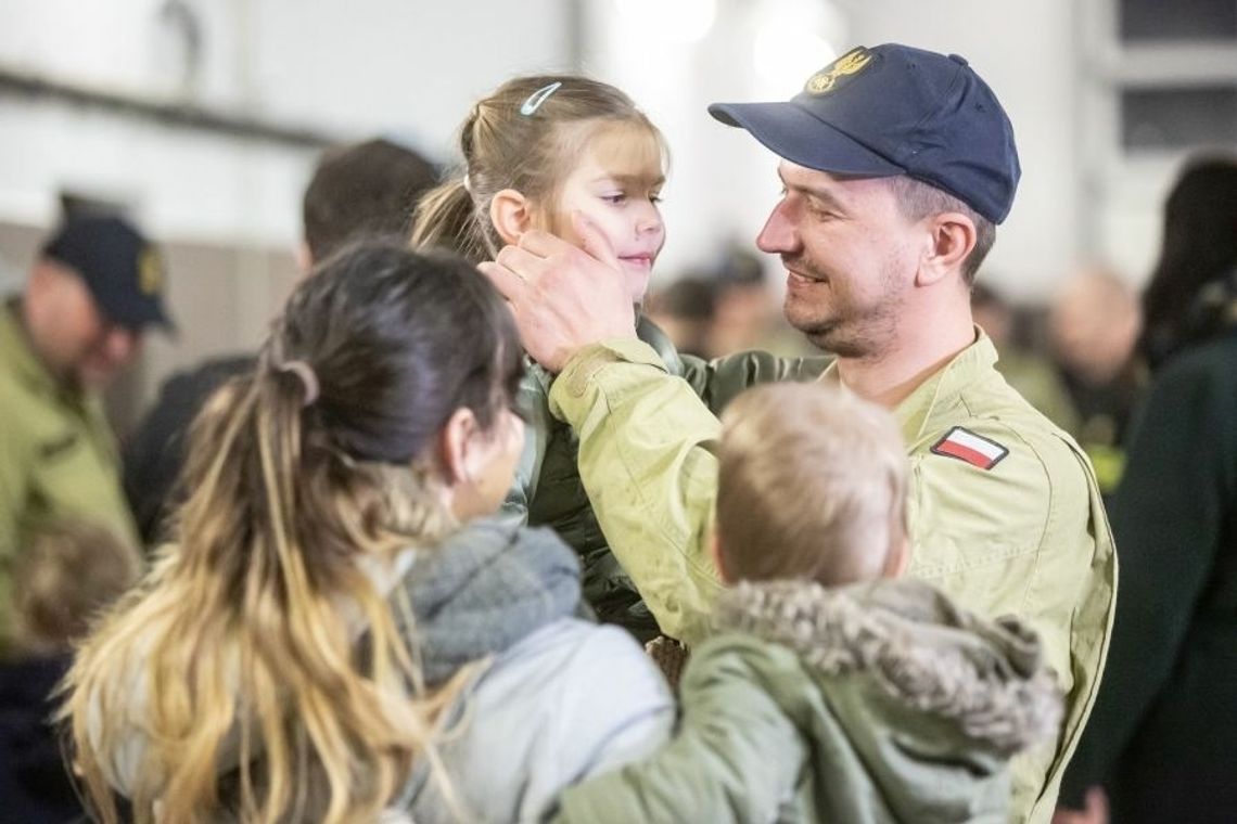 Powrót gdańskich strażaków z misji w Turcji. Wzruszające powitanie ratowników z Pomorza