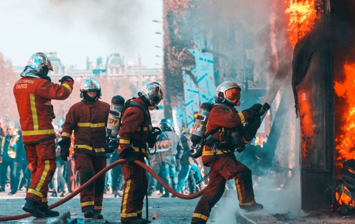 Pożar w Twoim biurze? Sprawdź, jak się zachować i zarządź sprawną ewakuację!