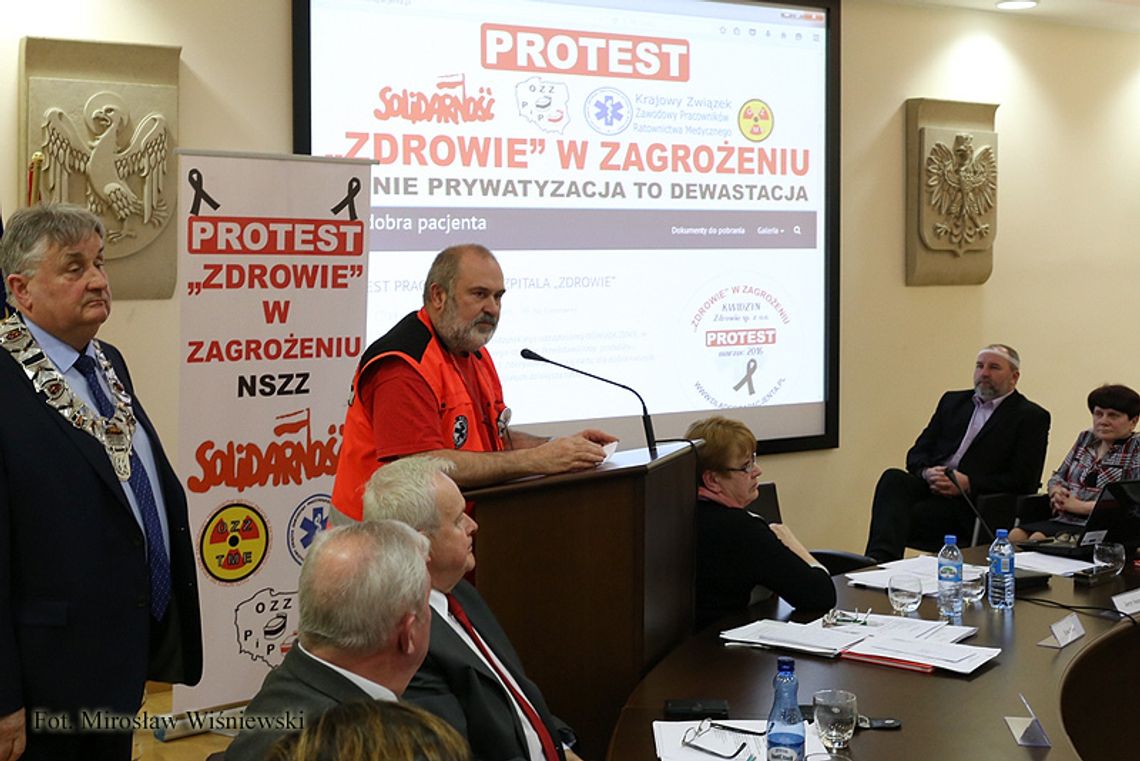 Protest pracowników szpitala - chcą podwyżek i wycofania się ze sprzedaży spółki