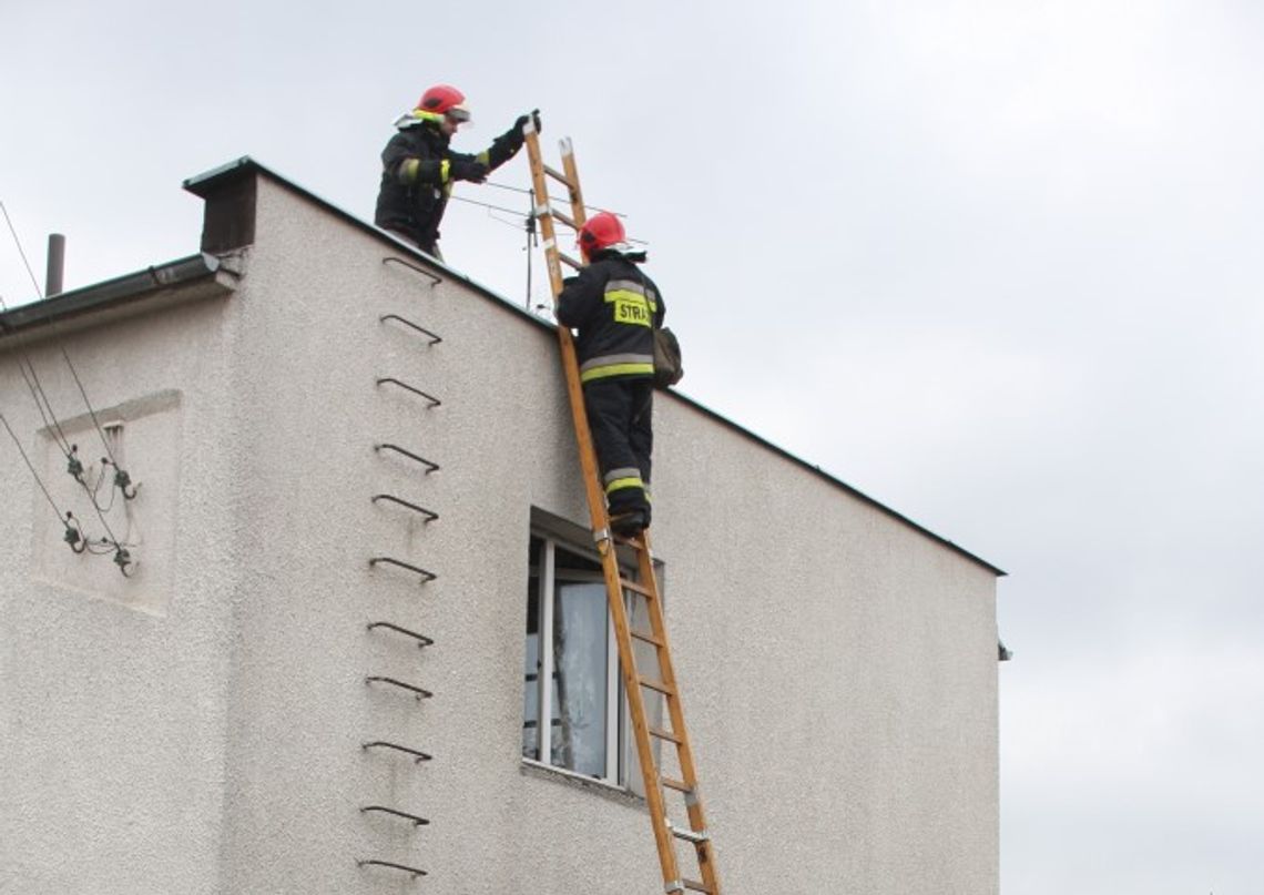 Strażacy ewakuowali dzieci