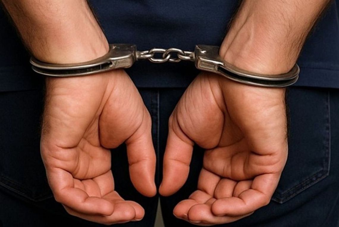 Szedł środkiem szosy pod wpływem alkoholu. Okazało się, że był poszukiwany