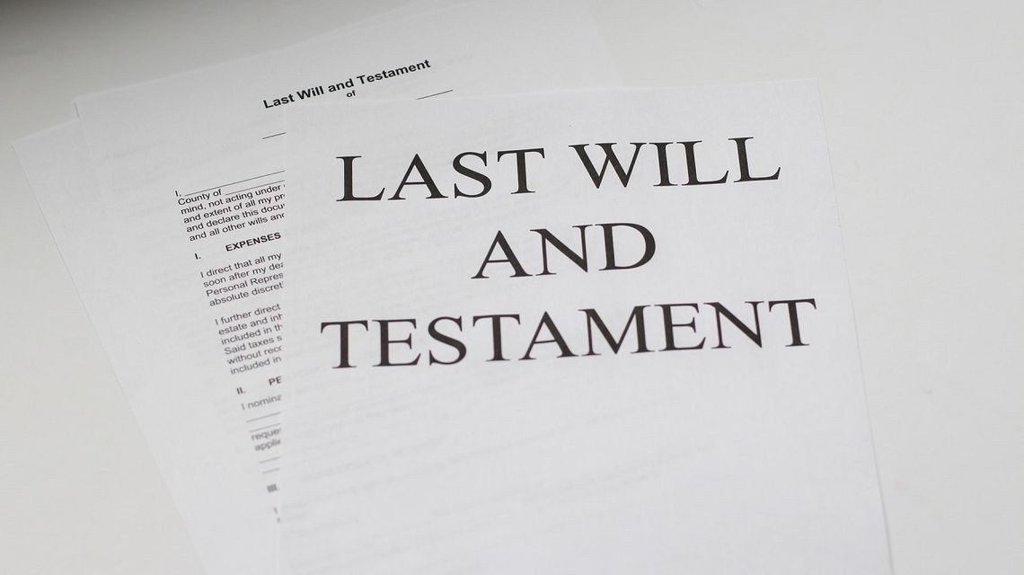 Testament bliskiej osoby Cię krzywdzi? Sprawdź, jakie możliwości daje Ci polskie prawo