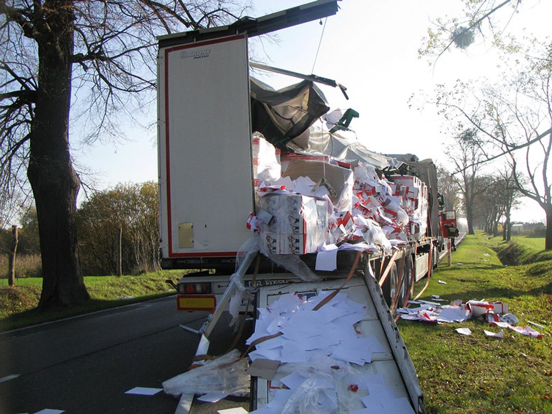 TIR zahaczył o drzewo – papier zasypał drogę