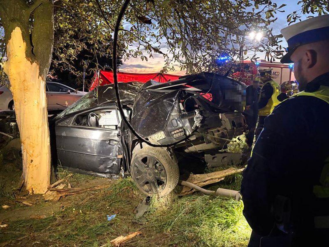 Tragiczny wieczór na DW 588. Samochód uderzył w drzewo, kierowca zginął na miejscu Tragiczny wieczór na DW 588. Samochód uderzył w drzewo, kierowca zginął na miejscu
