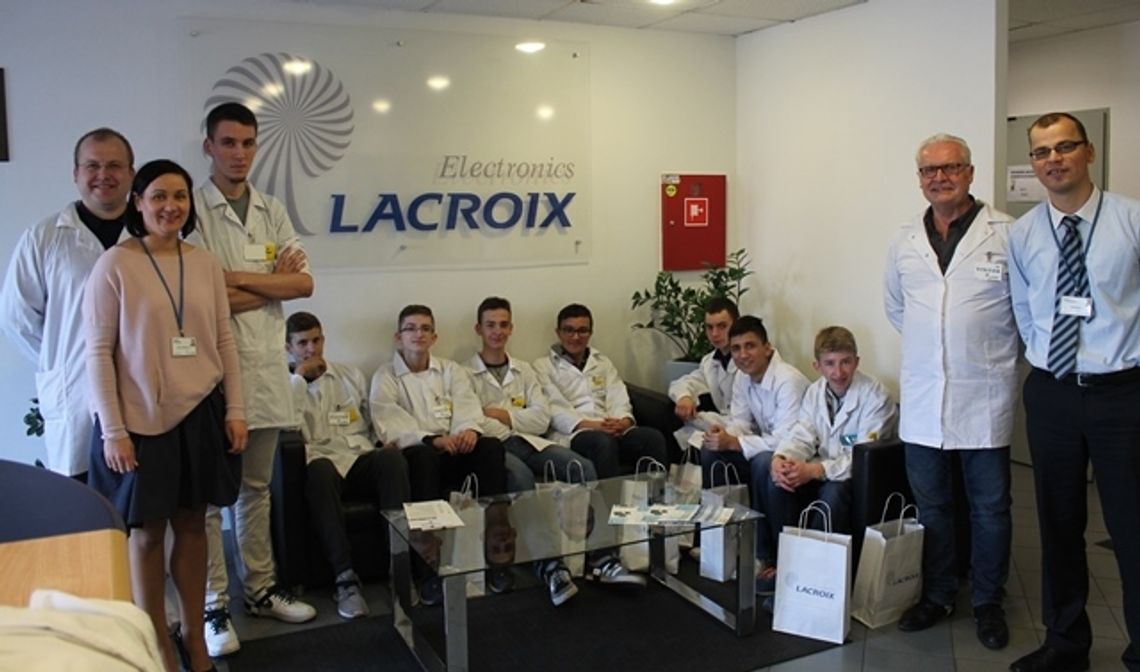 Uczniowie w Lacroix Electronics