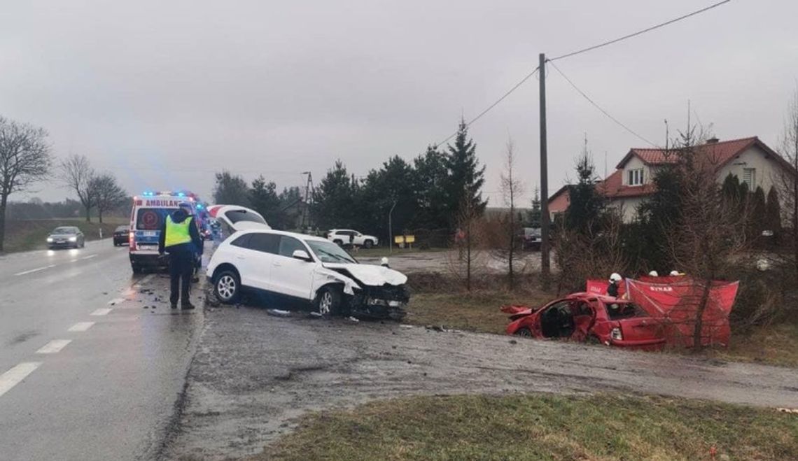 UWAGA! Wypadek w Jeleniu. Po zderzeniu dwóch aut utrudnienia na drodze! Niestety kierująca skodą zmarła na miejscu