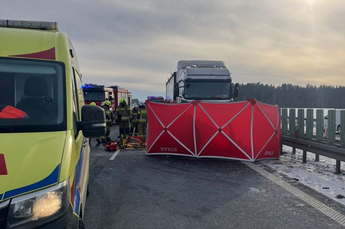 UWAGA! Zderzenie auta osobowego z ciężarówką. Nie żyje jeden z kierowców