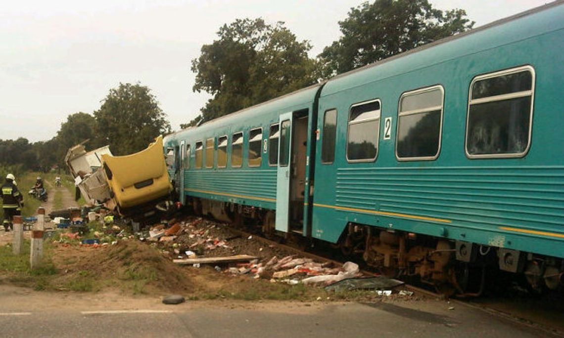  W Brachlewie ciężarówka wjechała pod pociąg - 4 osoby ranne