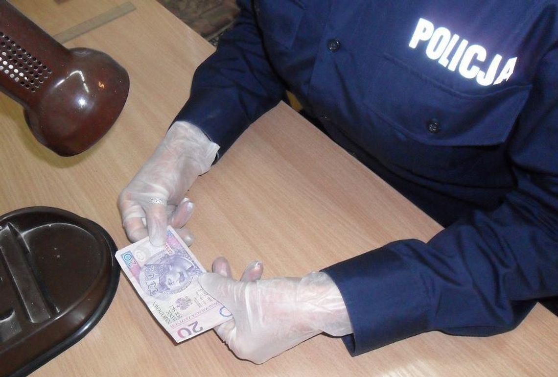 Wpadł, gdy za pizzę zapłacił dwoma banknotami 20-złotowymi. 