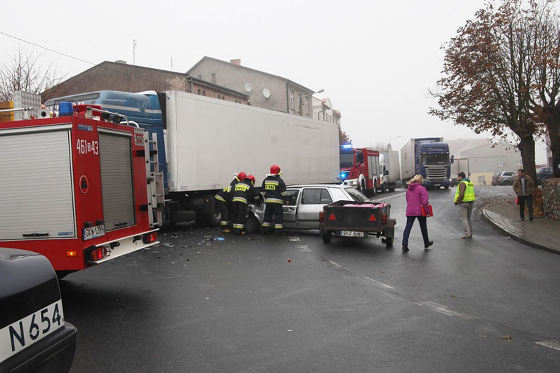 Wpadł w poślizg i zderzył się z TIR-em