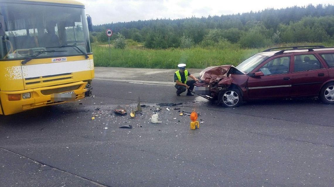 Wypadek w Miłosnej – opel zderzył się z autobusem